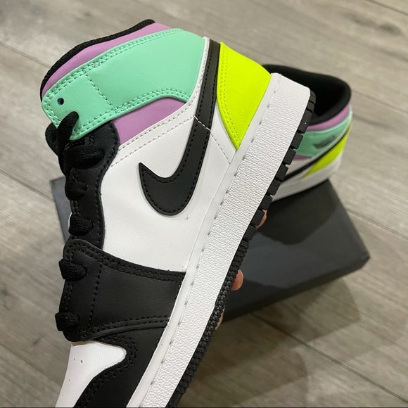 Air Jordan 1 Mid GS New - Picture 4 of 8